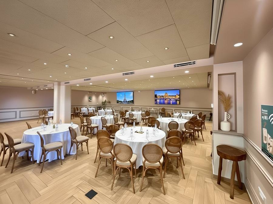 Salle Paris dressée en tables rondes pour un séminaire à WeMeet Anfaplace