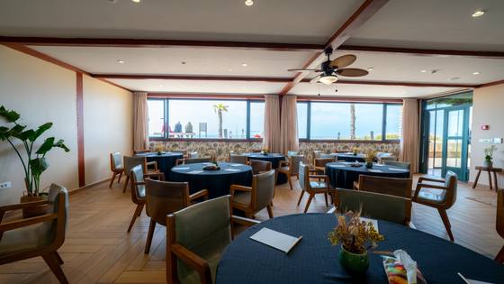 Salle de réunion lumineuse avec vue sur la mer à Casablanca