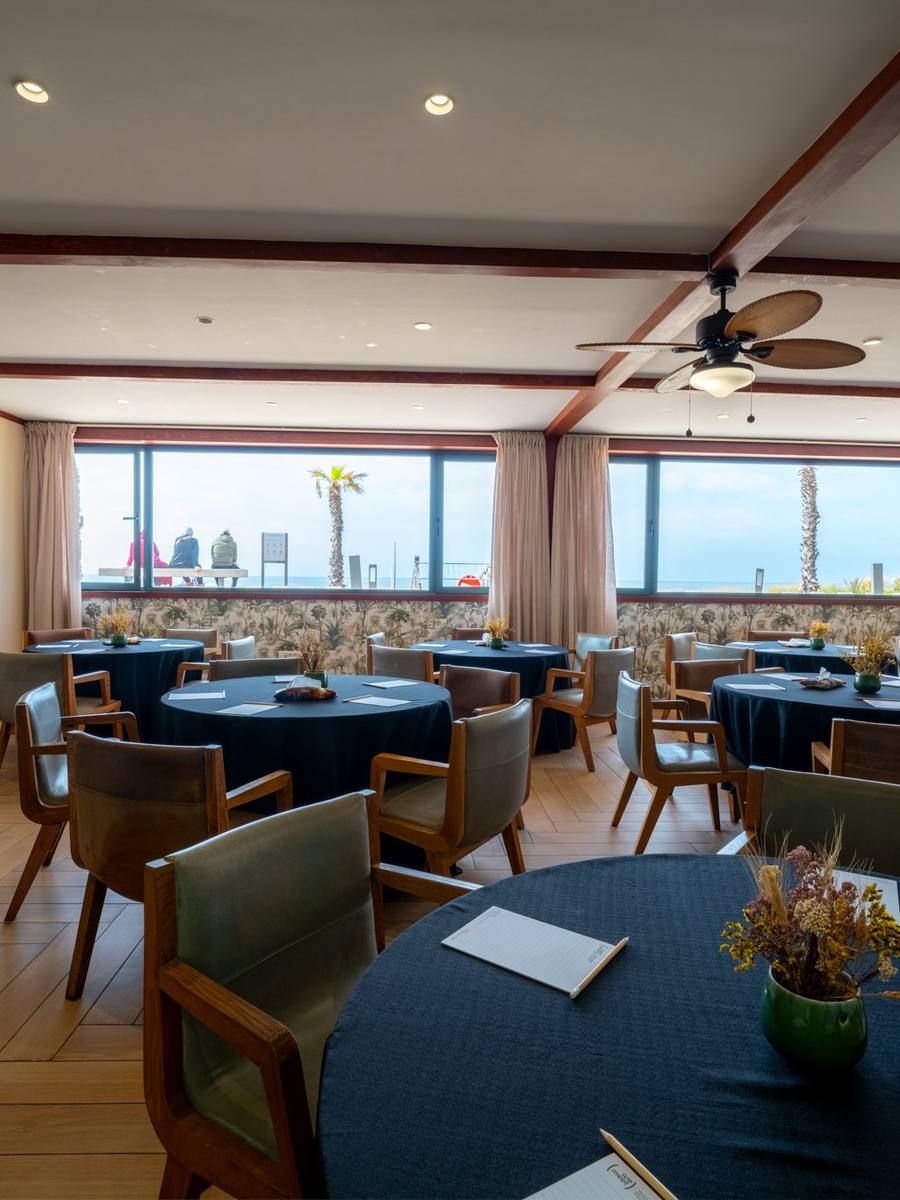 Salle de réunion en tables rondes avec vue sur la mer à Anfaplace
