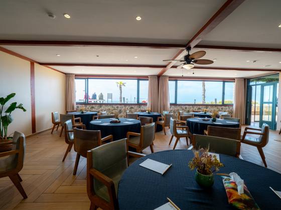 Salle de réunion lumineuse avec vue sur la mer à Casablanca