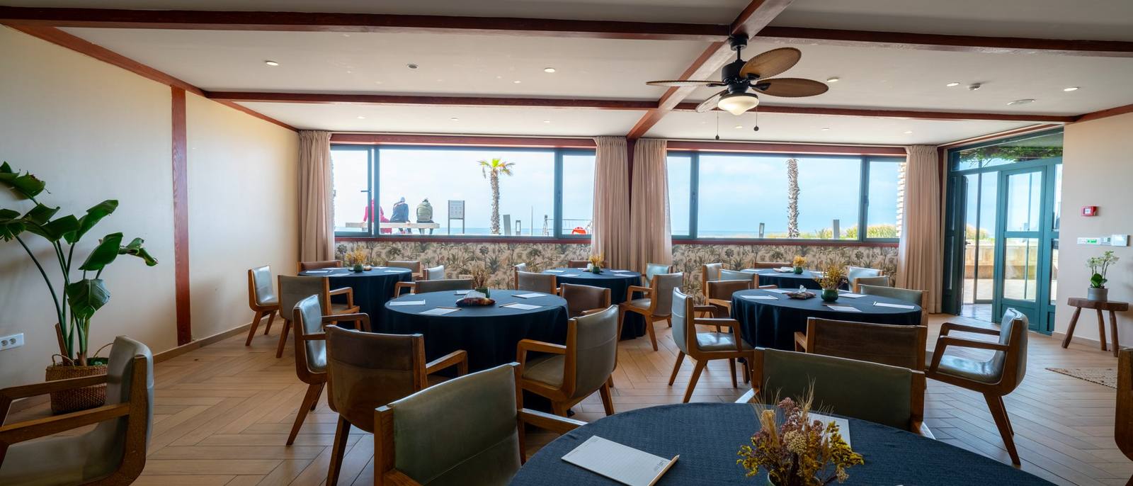 Salle de réunion lumineuse avec vue sur la mer à Casablanca
