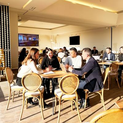 Atelier en sous-groupes dans une salle WeMeet Bouskoura