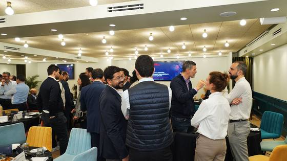 Participants échangeant pendant la pause d’un séminaire d’entreprise à Casablanca