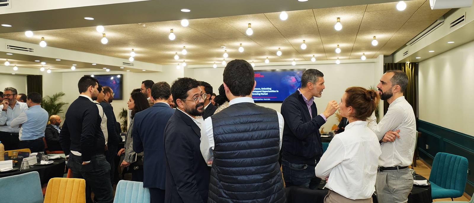 Participants échangeant pendant la pause d’un séminaire d’entreprise à Casablanca