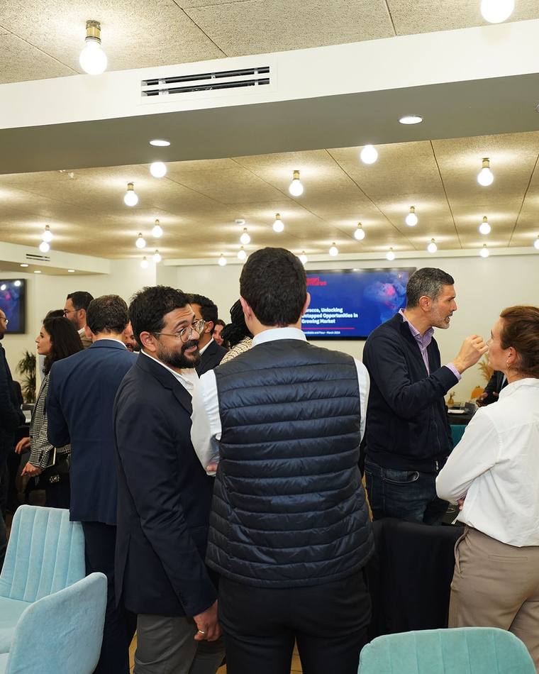 Participants échangeant pendant une pause de séminaire dans une salle WeMeet