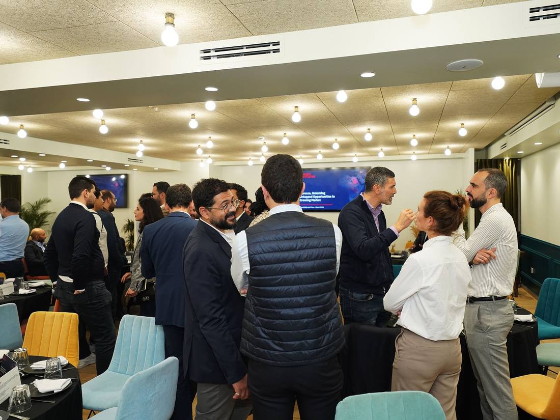 Participants échangeant pendant la pause d’un séminaire d’entreprise à Casablanca