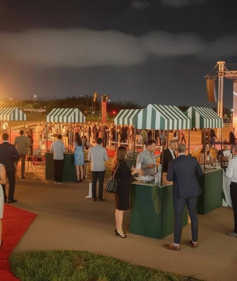 Soirée d’entreprise sur l’esplanade avec écran géant et stands