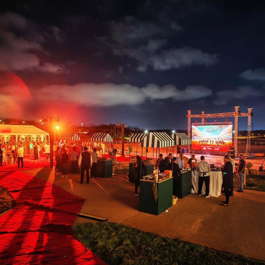 Soirée d’entreprise de nuit sur l’esplanade, tapis rouge et écran géant