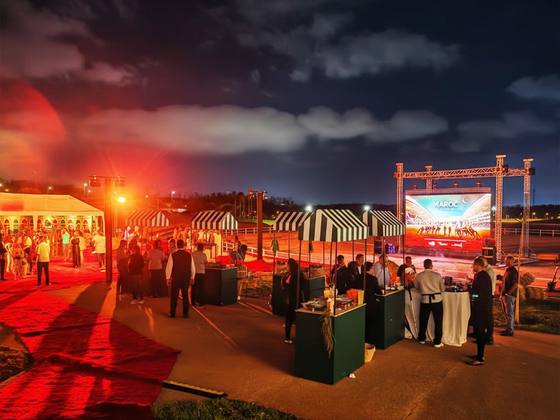 Soirée d’entreprise de nuit sur l’esplanade