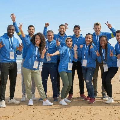 Équipe célébrant un team building sur la plage d’Anfaplace