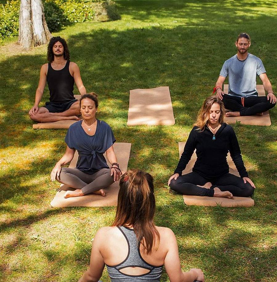 Séance de yoga en plein air sur l’herbe à Bouskoura